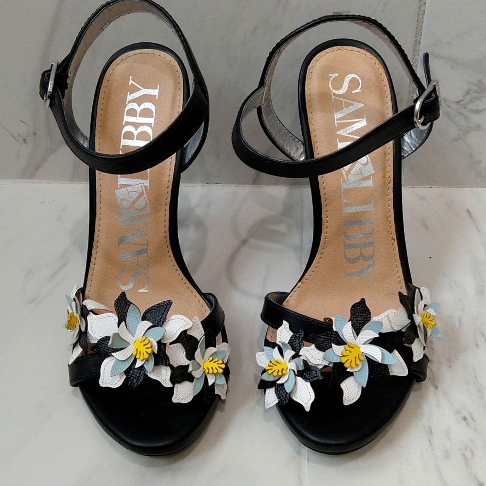*NWOT* Sam & Libby floral cut out heels